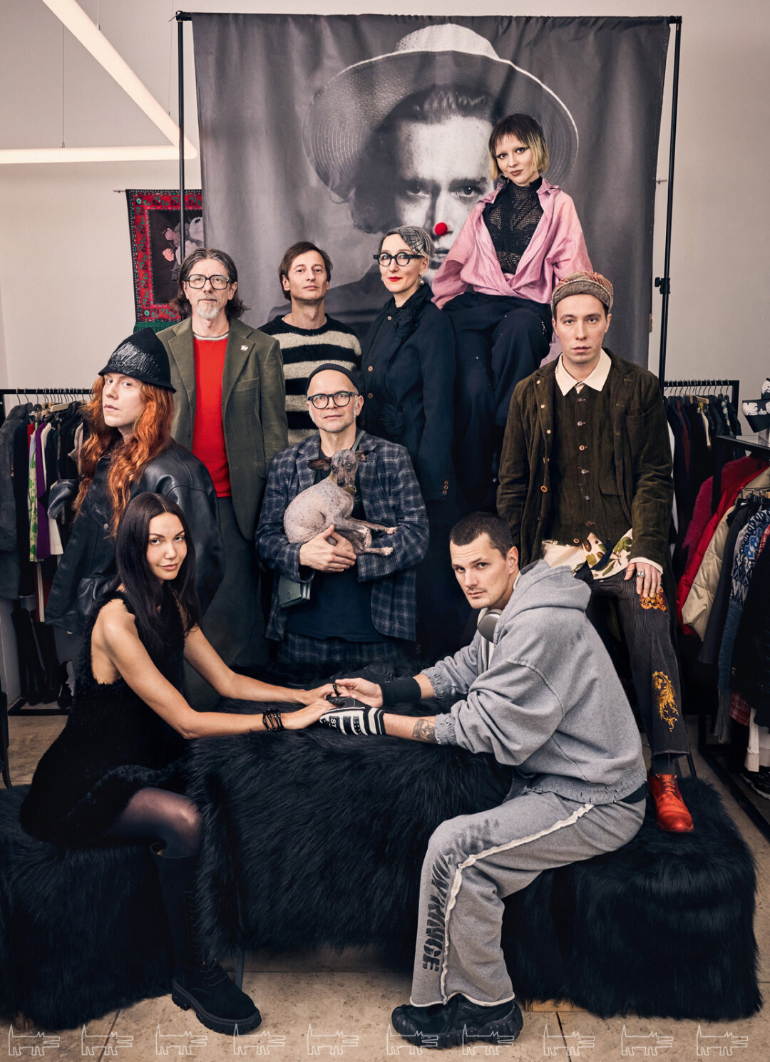 Фэшн-комьюнити «Пиф Паф Supershop» в пространстве люкс-комиссионки на Грибоедова, 41 Верхний ряд, слева направо: [1] диджей и фотограф Денис Кудряшов