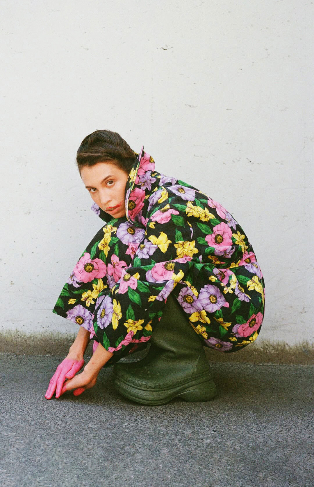 Художница Мария Королева во flowercore-пальто Balenciaga из «Пиф Паф Supershop». Фото: Ира Коломина. Стиль: Саша Попова. Визаж и волосы: Мария