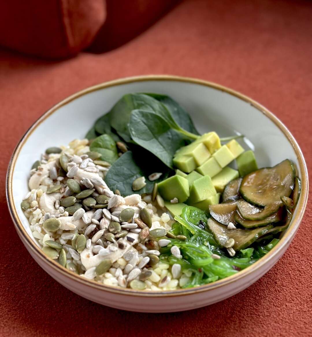 Боул с авокадо и шпинатом в Chalbar