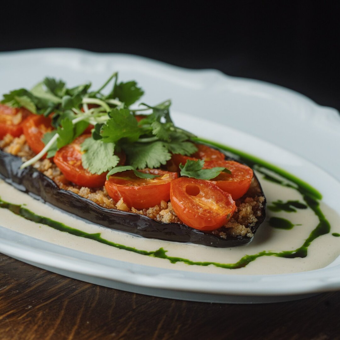 Баклажан на гриле с томатом в пабе «Шерлок Холмс»