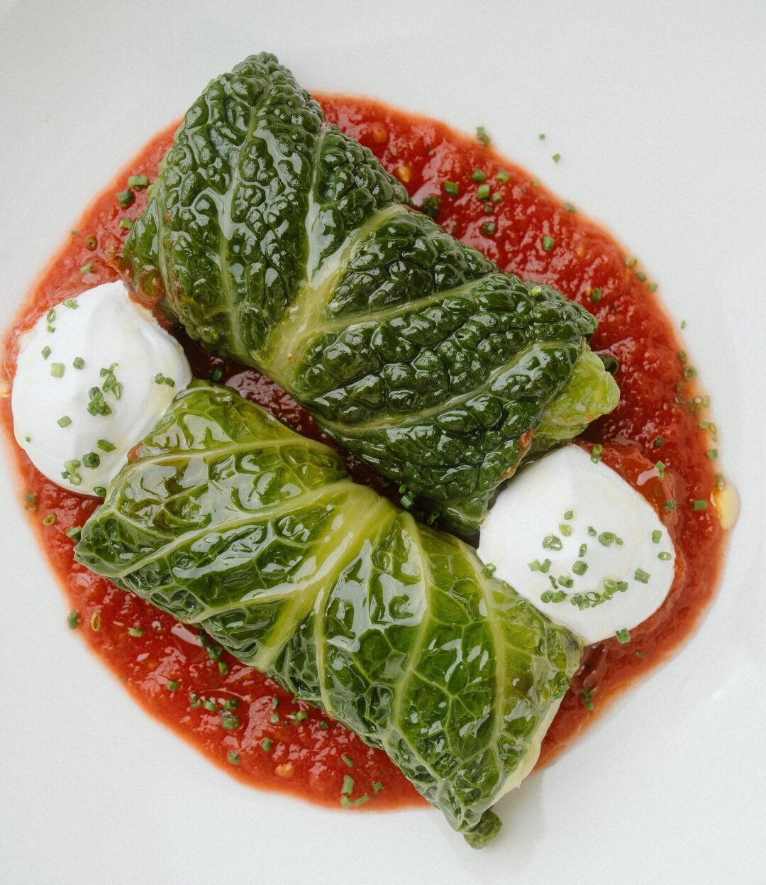 Голубцы с гречкой, томатным соусом и кокосовой сметаной в «Разжигателях»