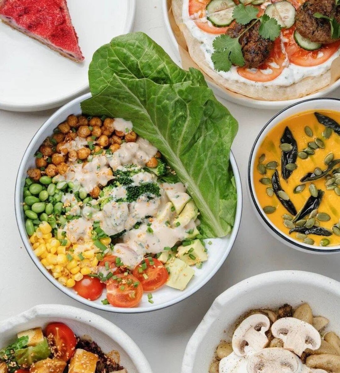 Овощной боул с кунжутным соусом в Noisy