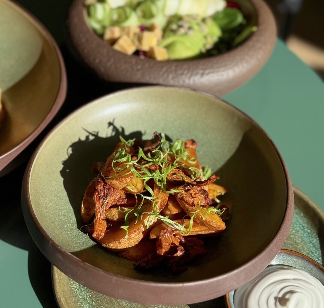 Картофельные дольки с лисичками и грибным соусом демиглас в «Суарэс»