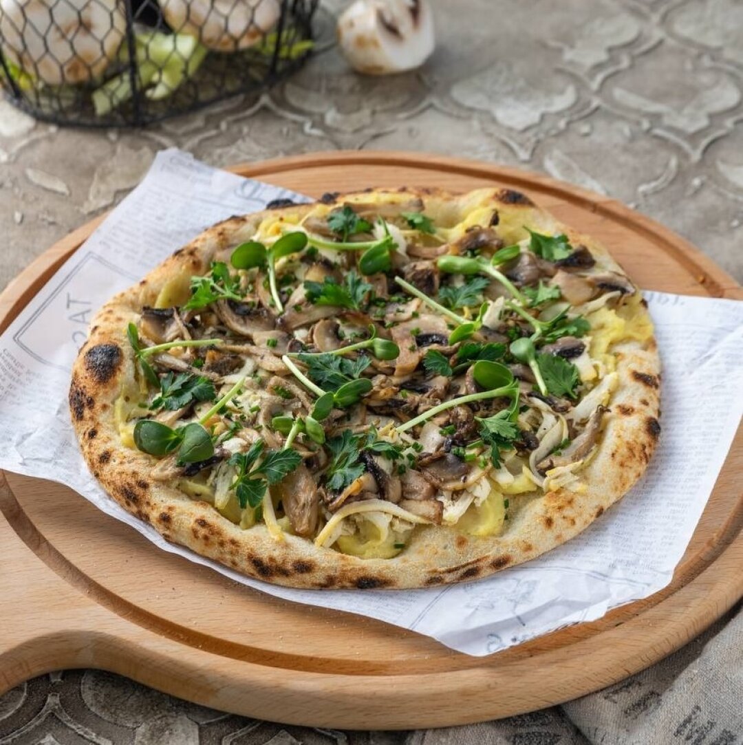 Овощная пицца в ресторане «Вид сверху»