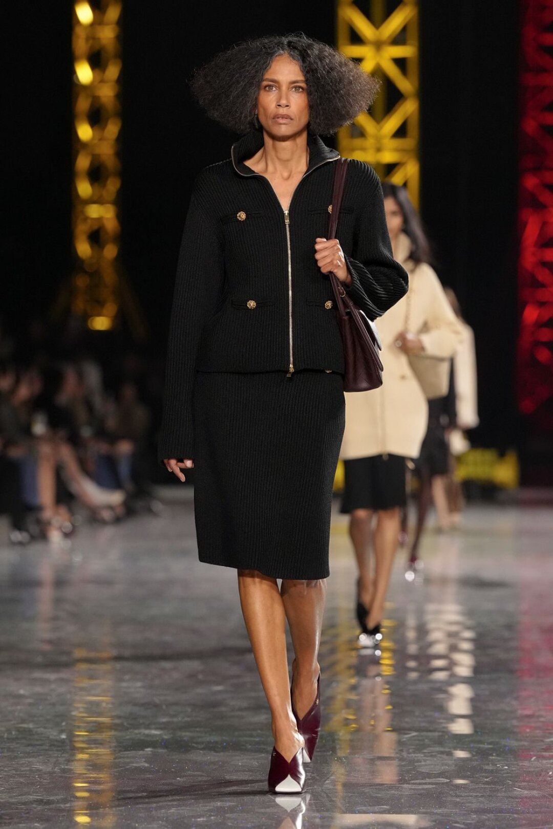 А открыла — silver model Стефани Кавалли, как и на неделе кутюра