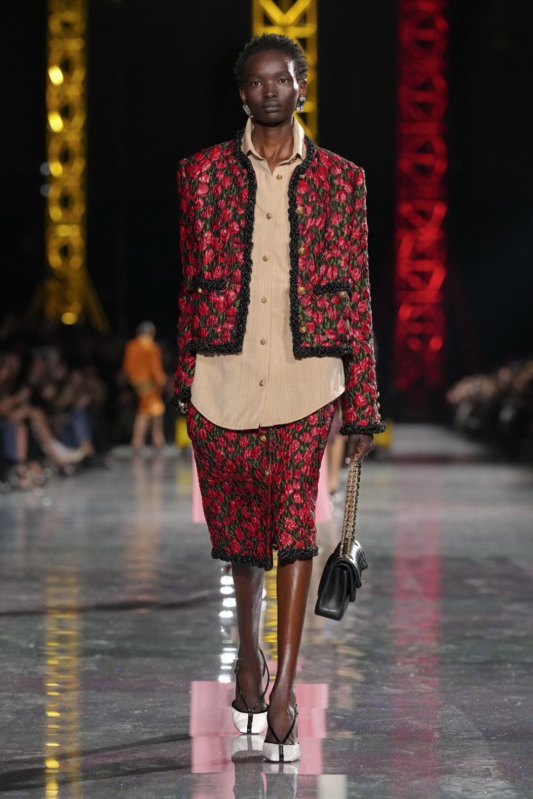 Помимо фэшн-укрощения мермейдкора, на шоу Chanel Матье выращивает свой собственный розариум на полочках двубортных жакетов (вместо палисадника