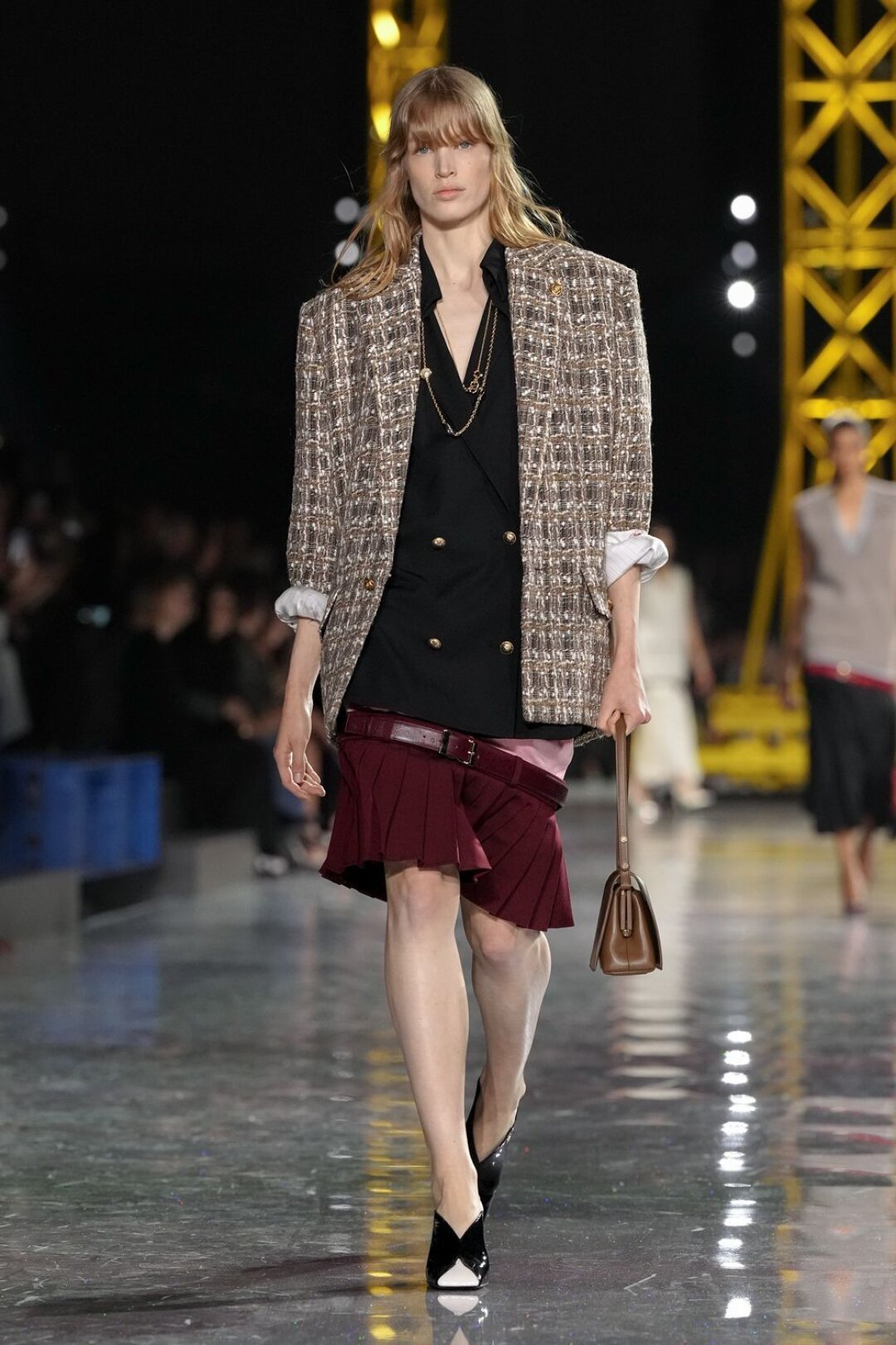 Приспущенная талия — важнейший фэшн-тренд отгремевшего шоу Chanel: акцентные плиссированные мини-юбки Матье Блази предлагает мэтчить с двубортными