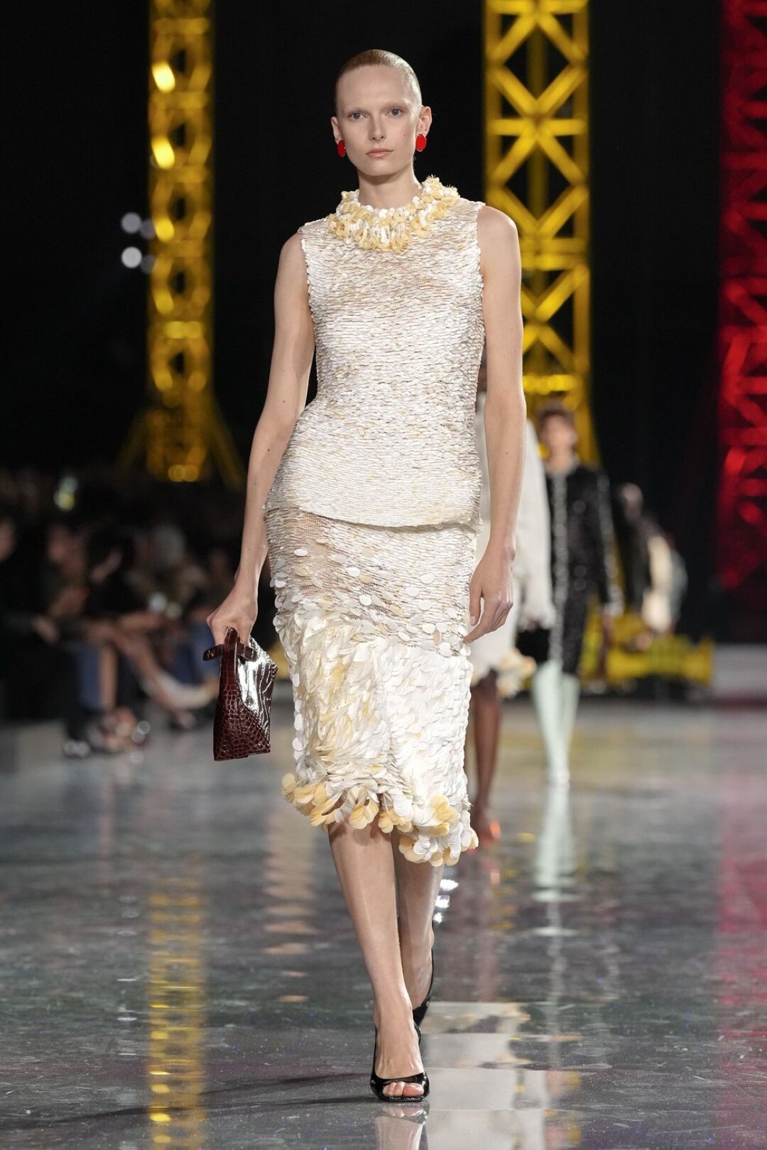 Супермодель Алекс Консани раздает мермейдкор, который Матье Блази уважал еще в Bottega Veneta: тема сетчатых платьев из архивной коллекции SS'24