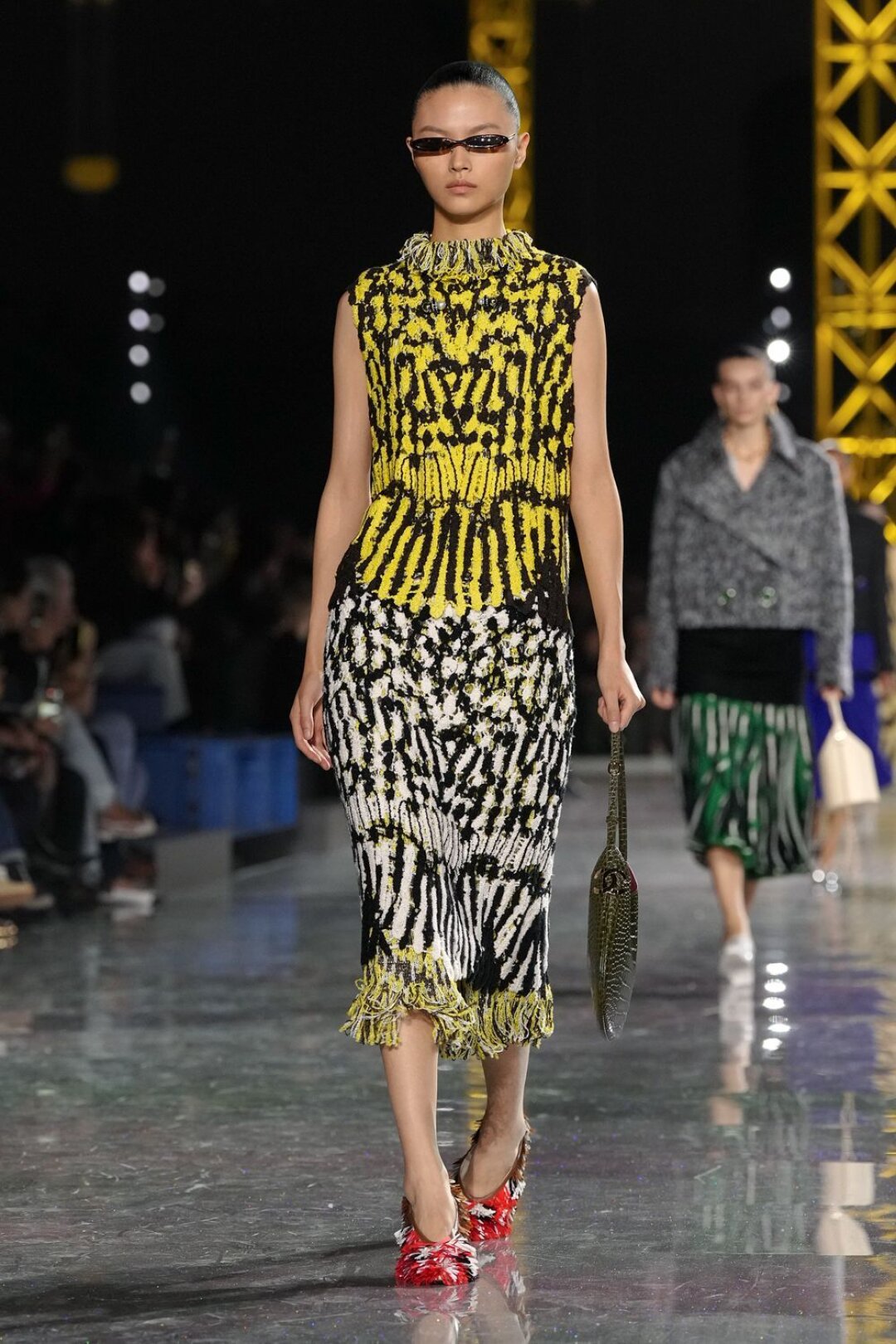 Внебрачный ребенок платья-бахромы Bottega Veneta SS'24 и пятнистого костюма-бестиария с нью-йоркского шоу Chanel Pre Fall 2026 А еще фиксируем мастхэв