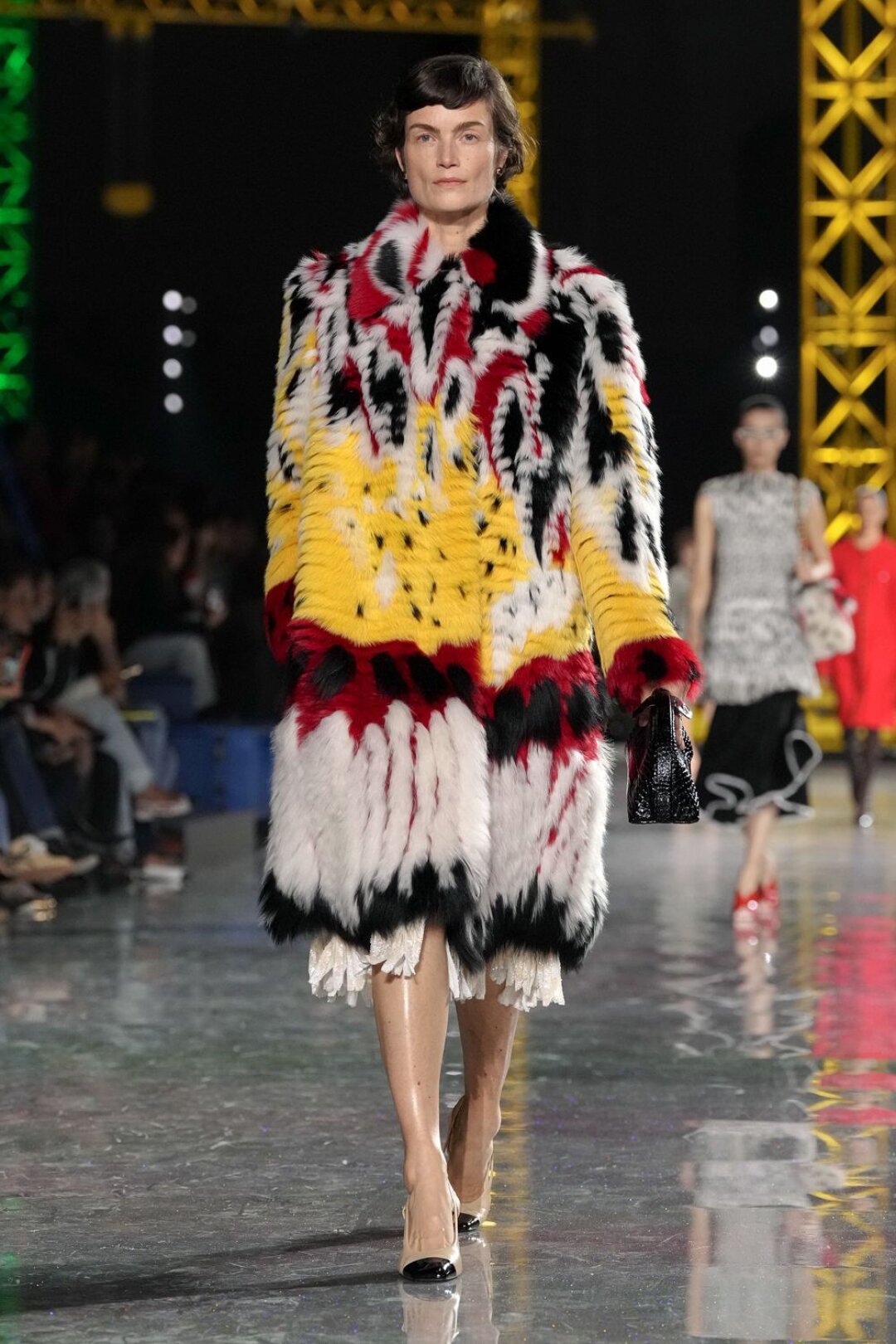 Пернатые юбки из весенне-летней коллекции Блази превратились в пестрые шубы-коконы