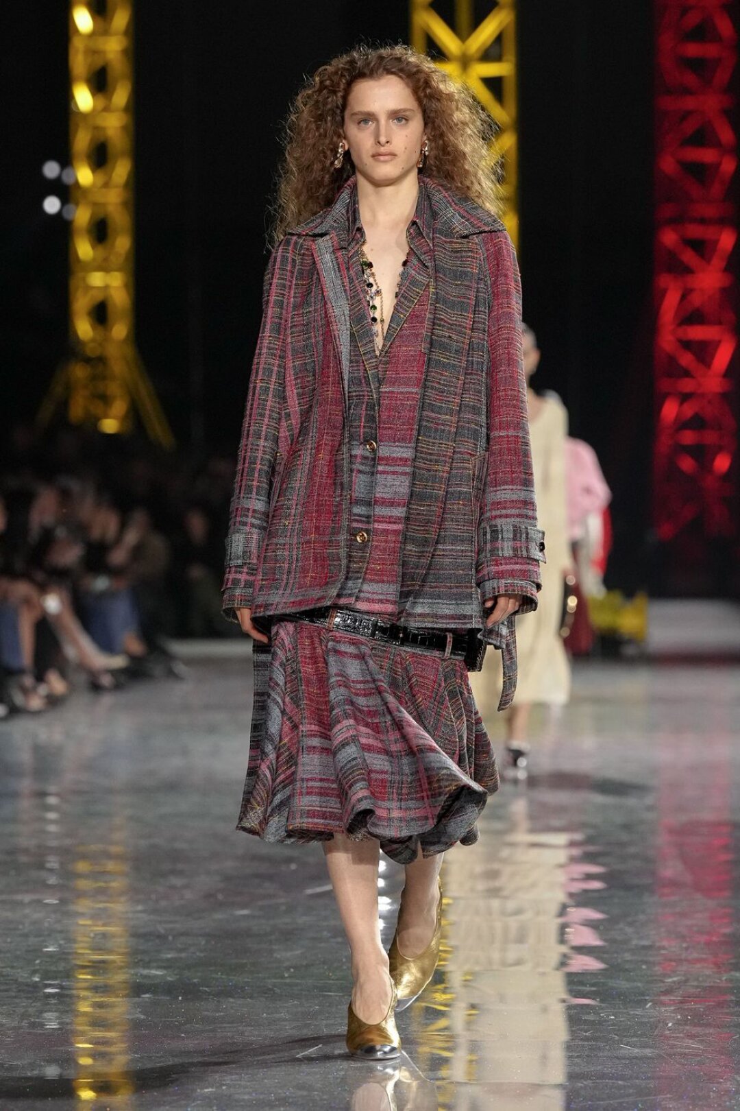 Муза Матье Блази — абхазская модель Адица Берзения — учит нас носить клетчатые тотал-луки на приспущенной талии (мэтчим со сверкающими башмачками!)