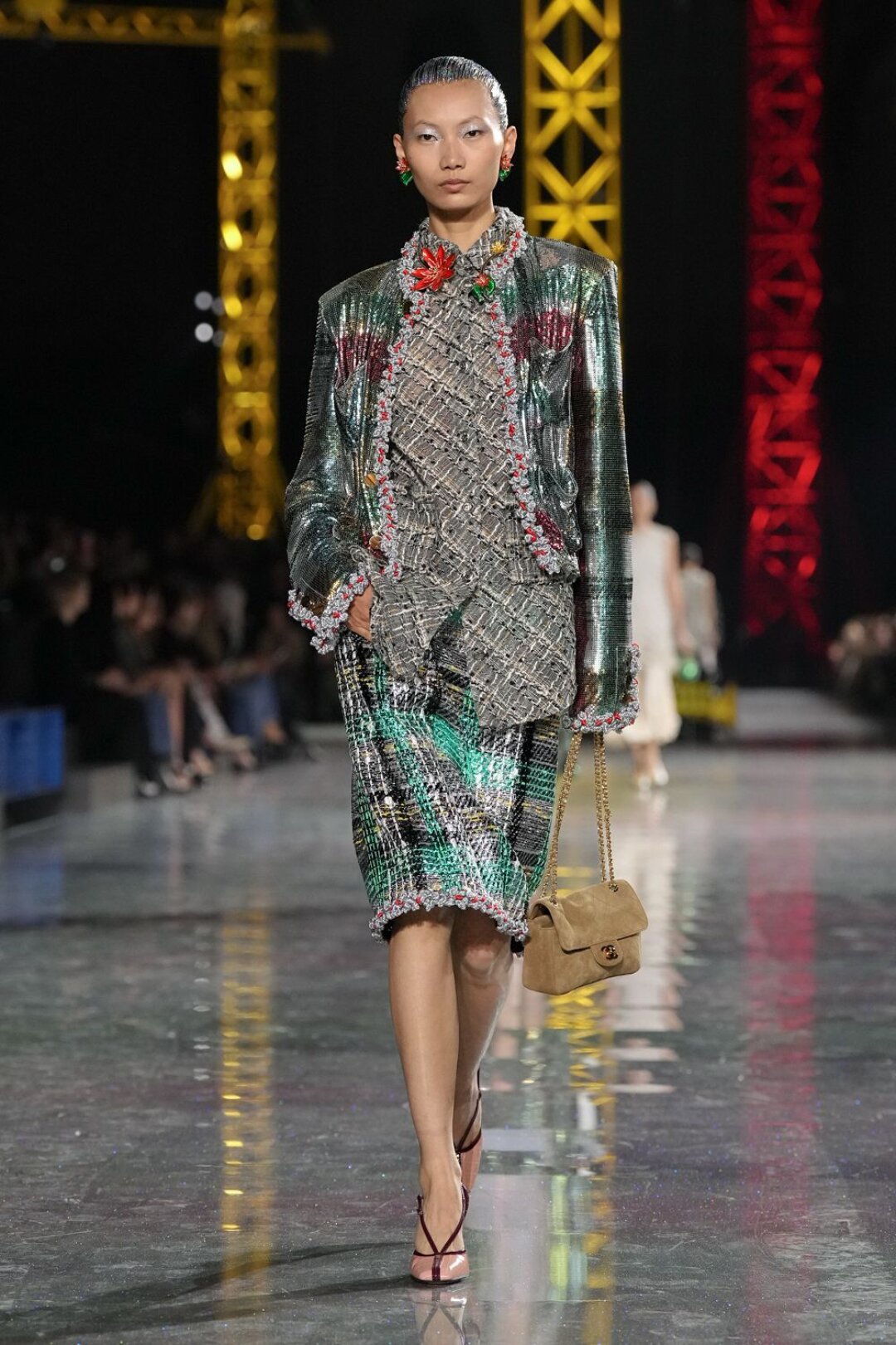 Матье Блази превращает в твид все, к чему прикасается — от шелка до перламутра (не дайте ему пересечься с Энтони Ваккарелло, а то в SS'27 получим