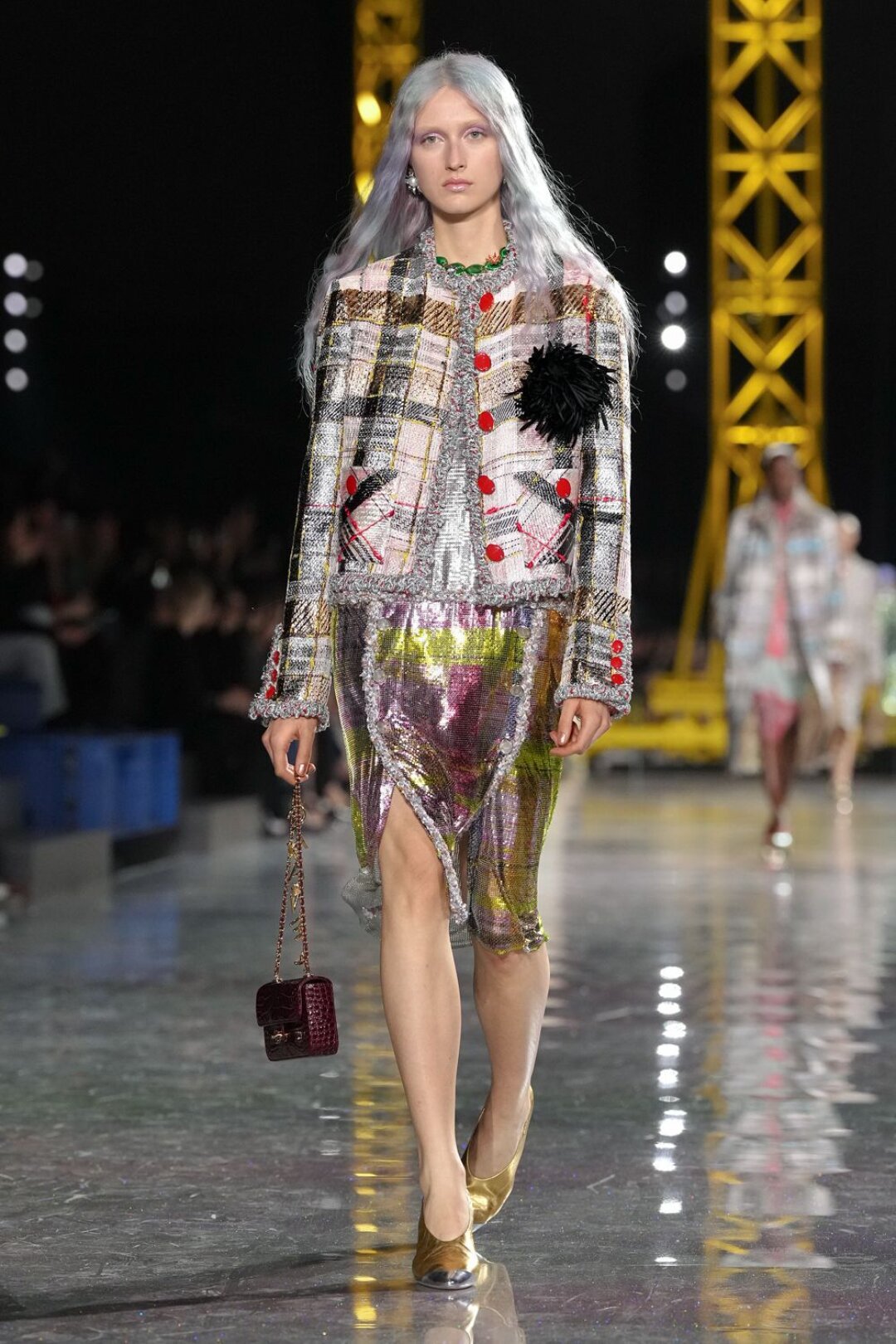 Матье Блази выводит на подиум Chanel фэшн-архетип «русалки» в мерцающей юбке-карандаше и перламутровом жакете (само собой,, вместе притворяются
