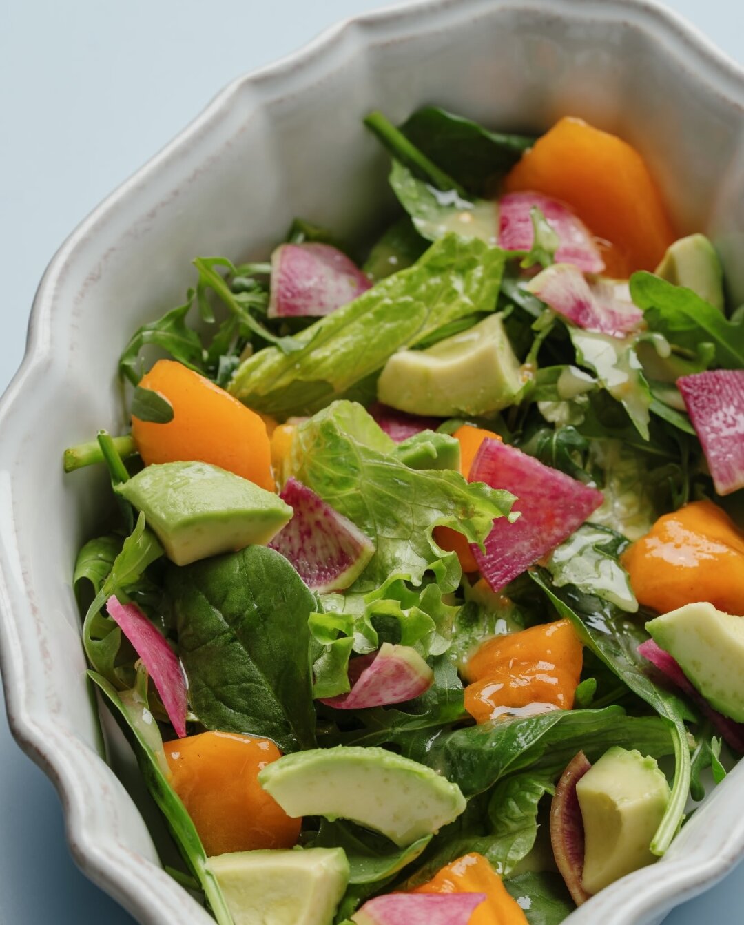 Салат с авокадо и хурмой в «Августе»