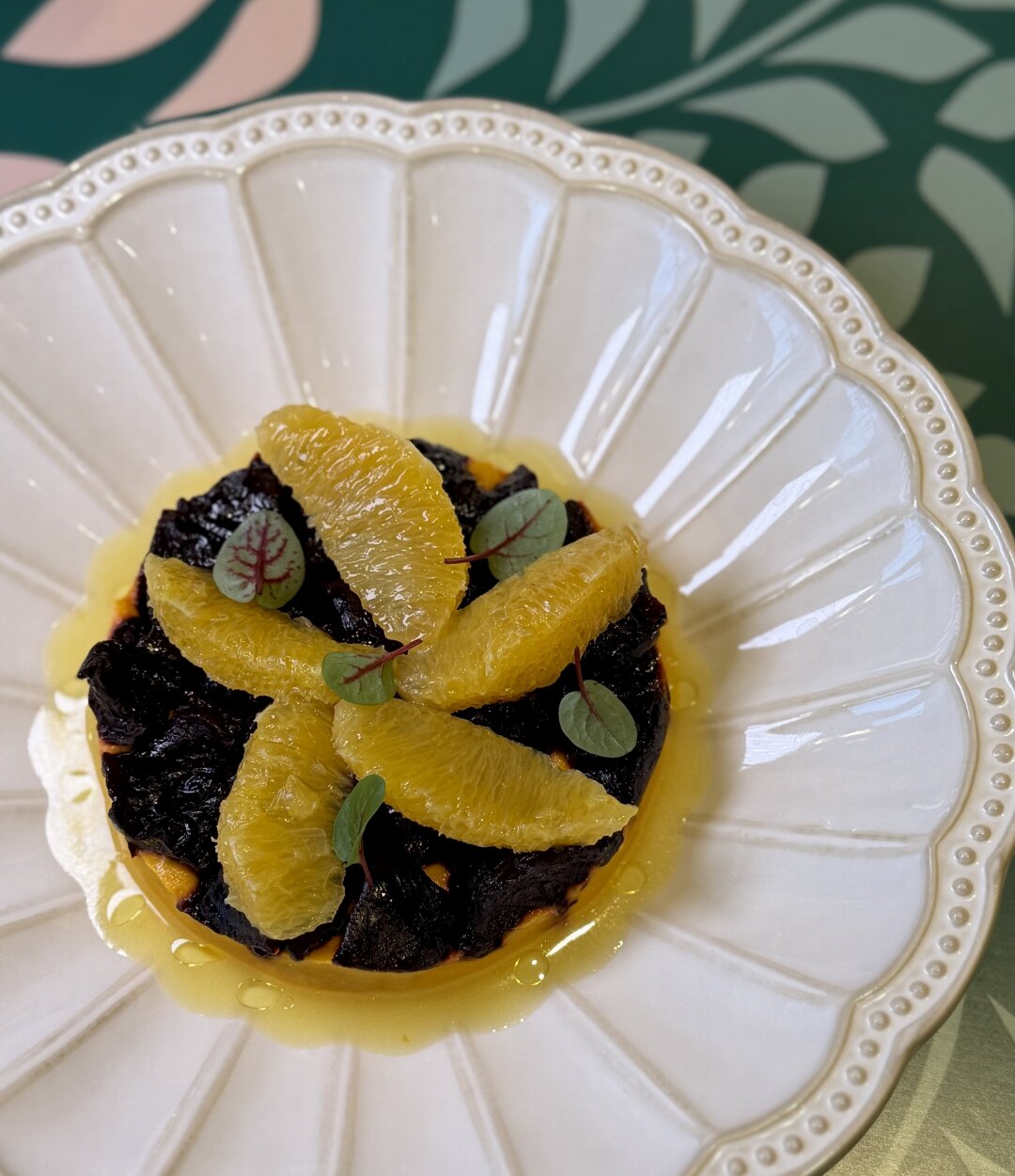 Пряная свекла с морковным парментье и апельсином в Nomades