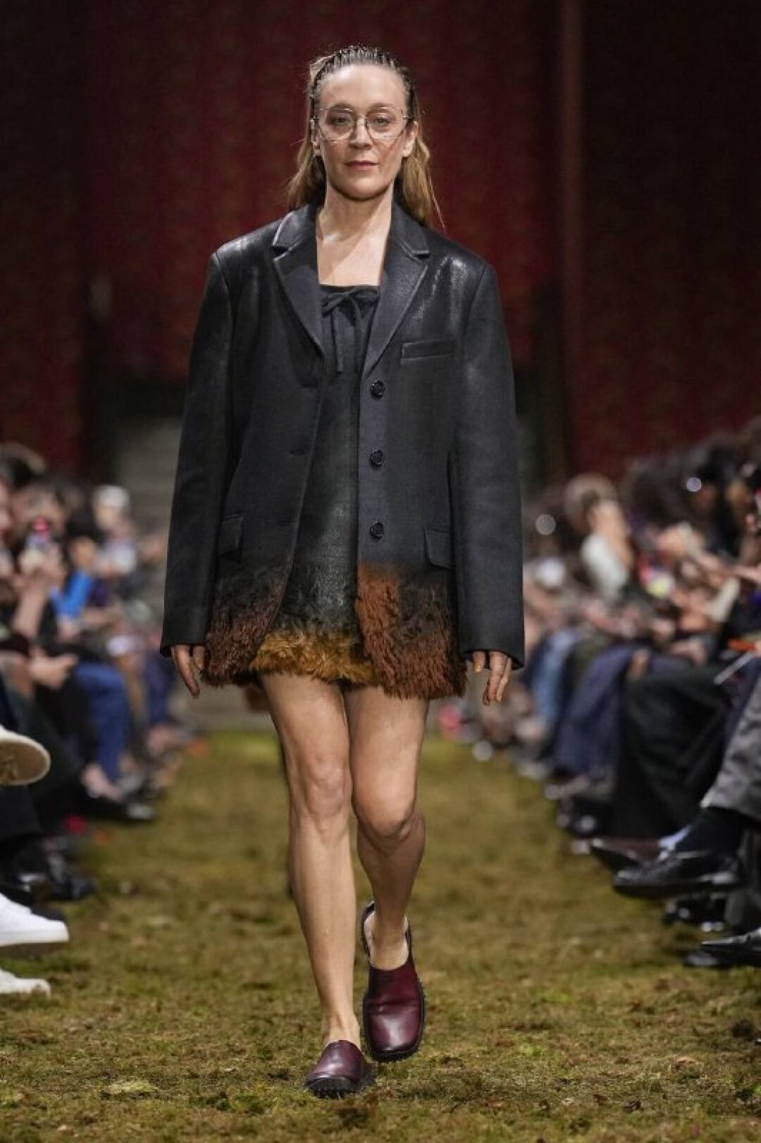 А в середине шоу заметили Хлое Севиньи в кожано-меховом сете-гибриде