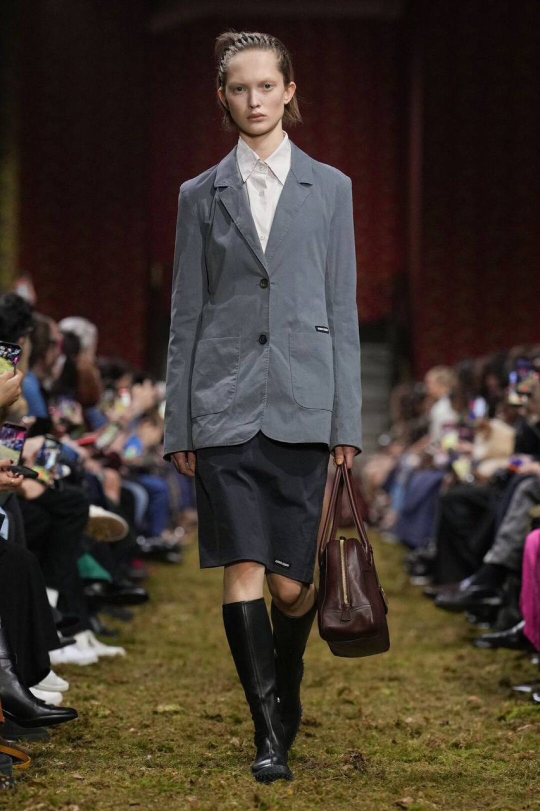 Миучча сделала ободок-пружинку great again (на подиуме показа российская модель Вика Вирс!)