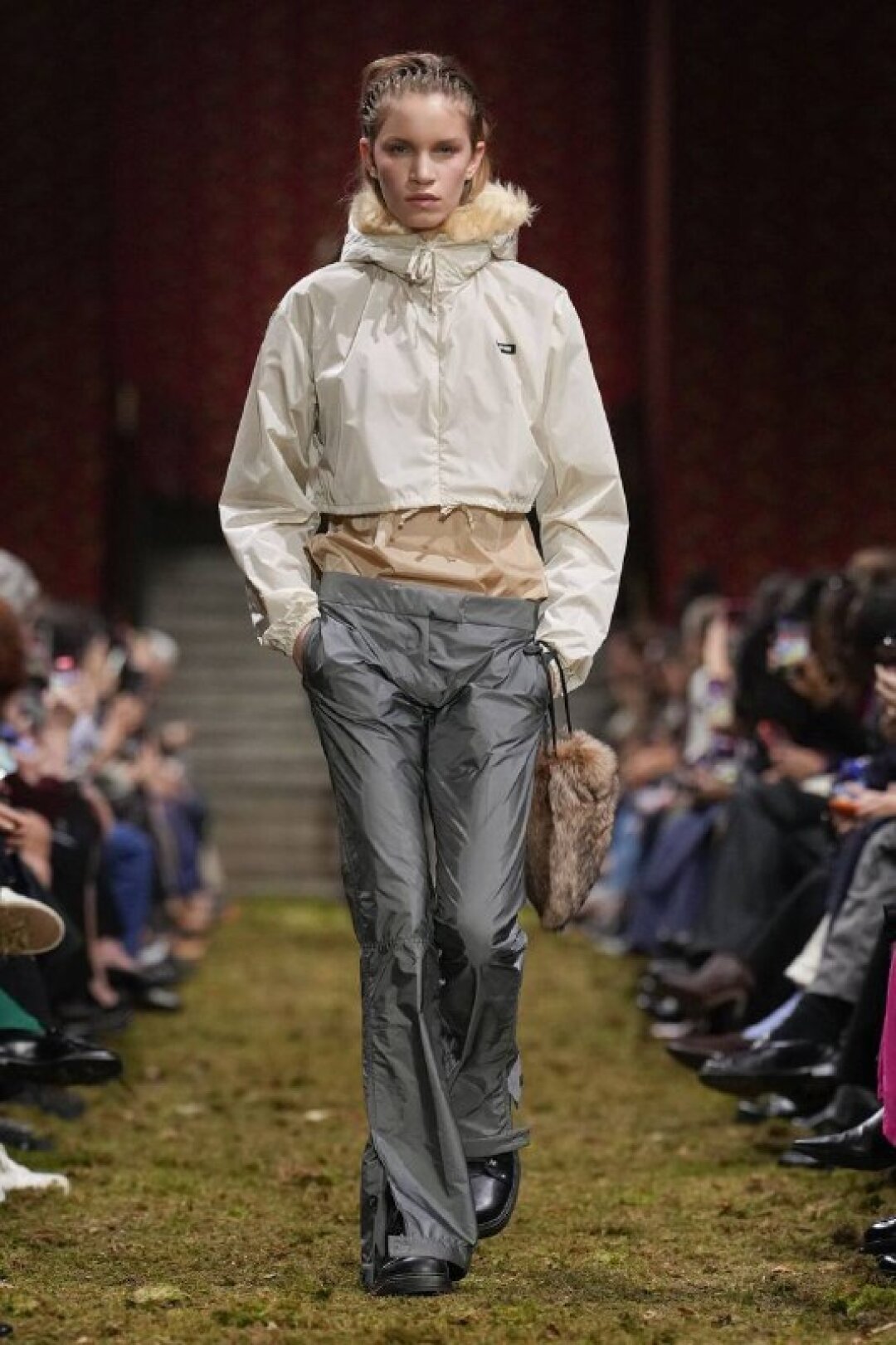 Фэшн-этюд «Мама в бешенстве»: брюки с экстремально заниженной посадкой и кроп-куртка (зато с мехом!)