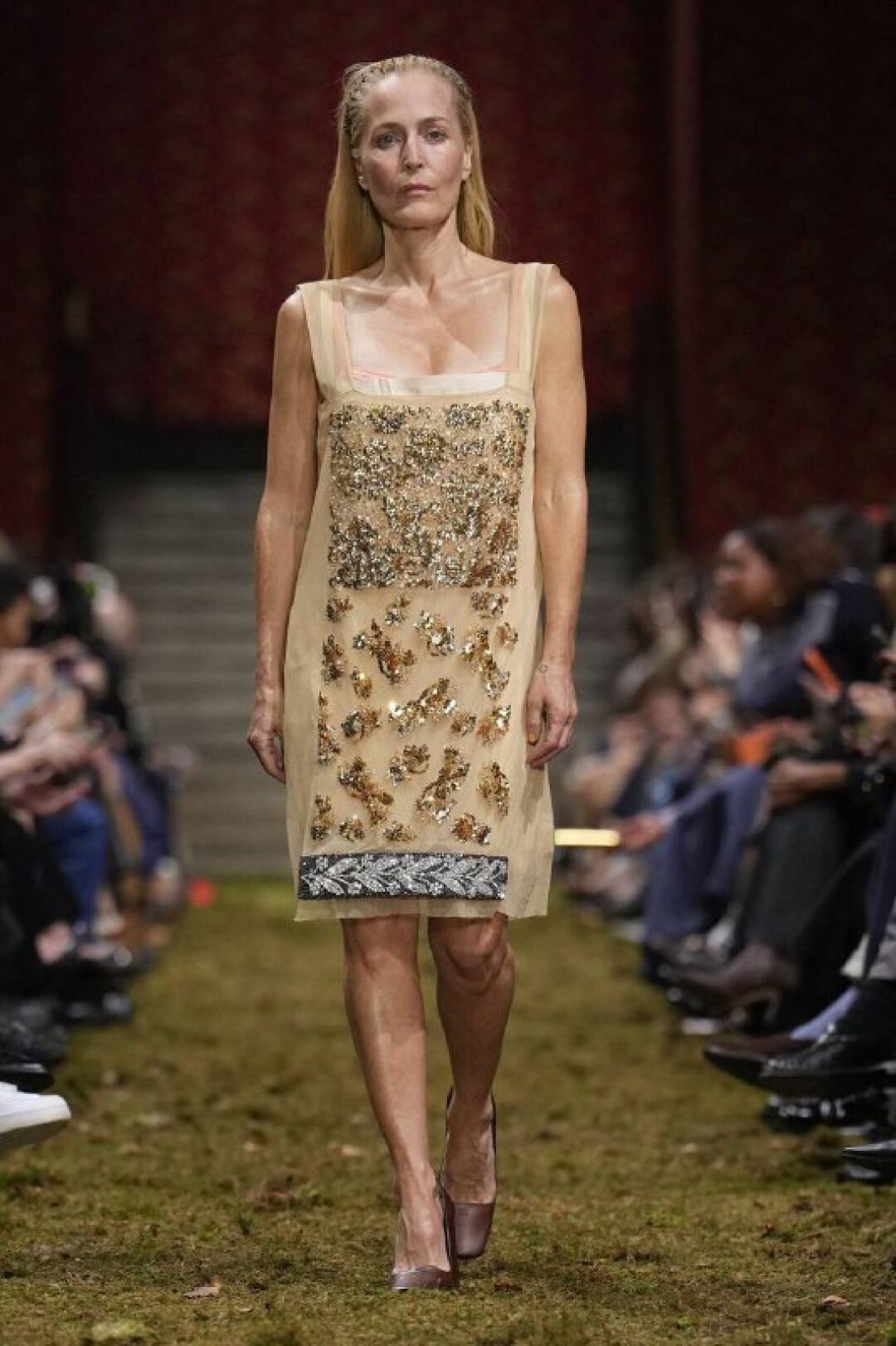 Показ закрыла Джиллиан Андерсон (role model всех сексологов и агентнов ФБР!) в расшитом кристаллами платья-флэппер