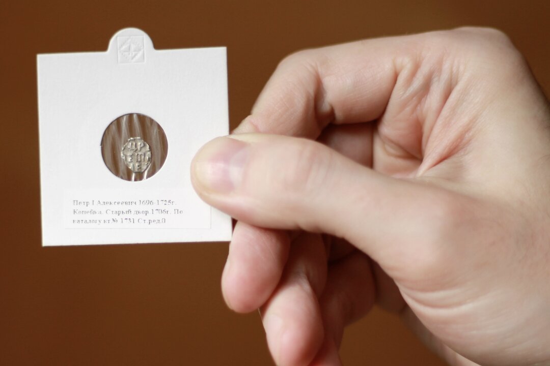 Проволочная монетка времен Петра I, или «чешуйка». Такие же нашли в захоронениях первых строителей Петербурга