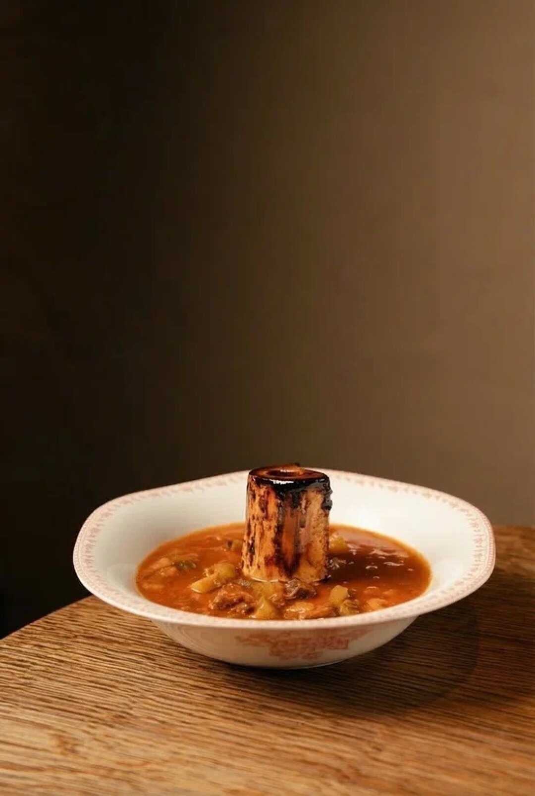 Солянка в «Белом рябчике» настолько крепкая, что вместо ложки в ней стоит (!) глазированная мозговая косточка