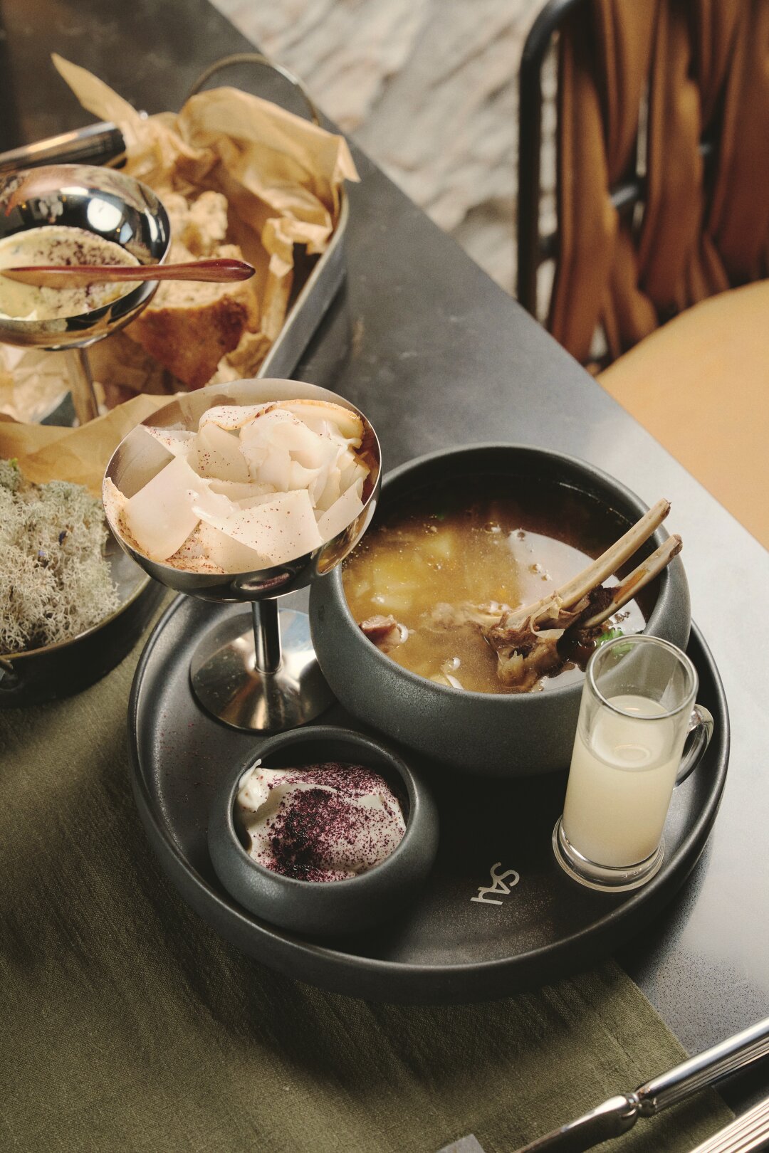 Северную наваристую похлебку с мясом в Saimaa сопровождают хлебом с копченым маслом и тончайшими слайсами соленого сала