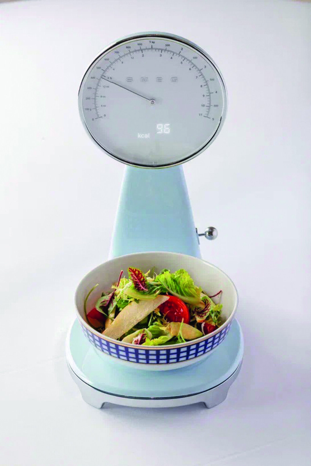 Велнес-салат из груши и побегов бамбука с томатами, авокадо и заправкой из оливкового масла с бальзамическим уксусом можно есть с утра до ночи