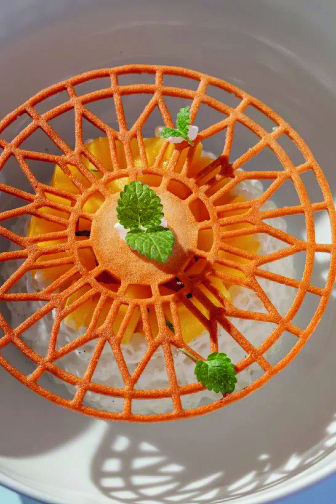 Этот пудинг из тапиоки (99 ккал!) впишется в любое КБЖУ и просветит: укра- шение повторяет рисунок купола в зимнем саду «Астории»