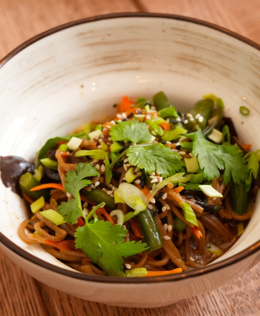 Вок с гречневой лапшой и овощами в Kumpan