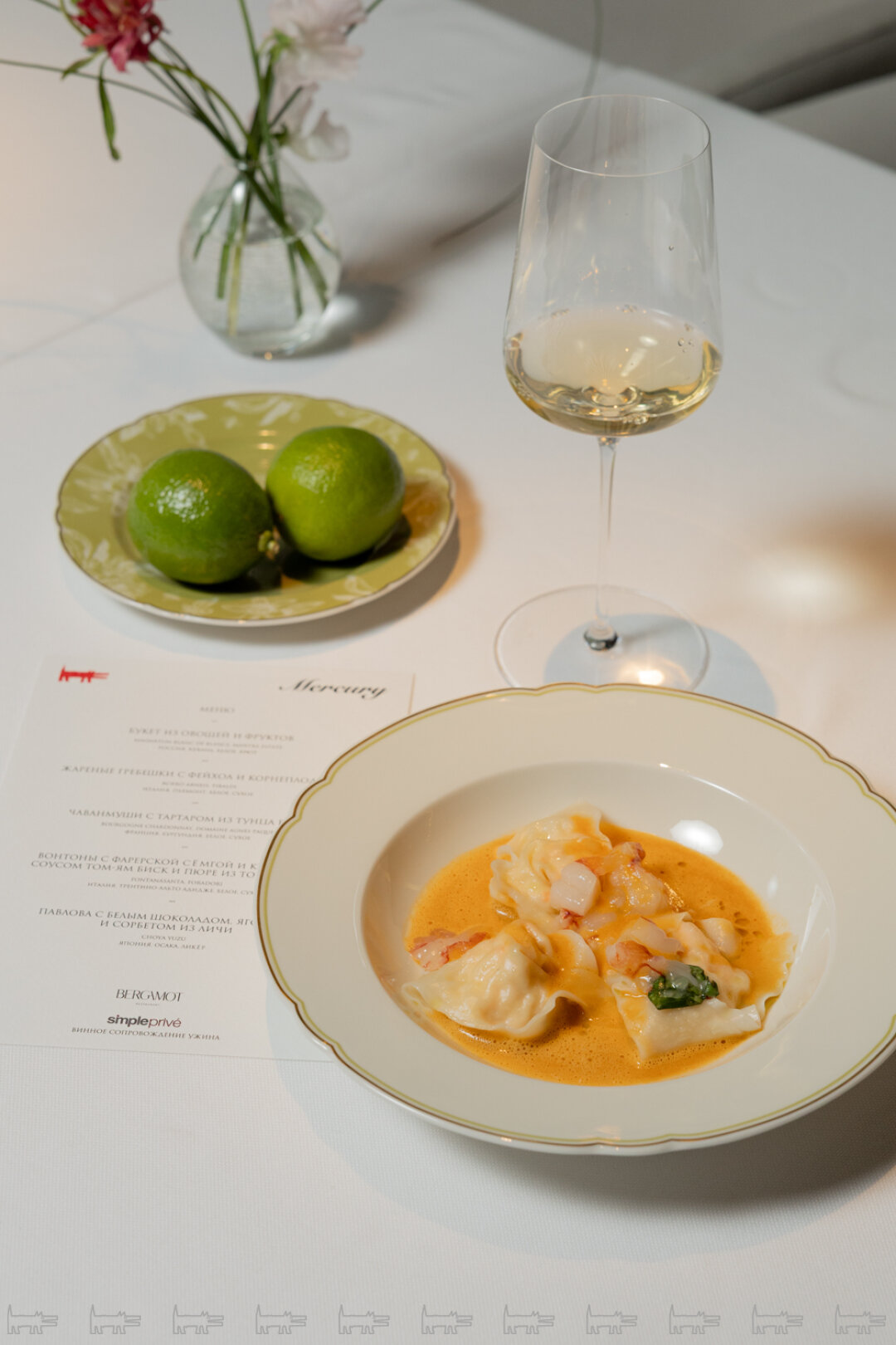 Вонтоны с фарерской семгой и креветками с соусом том-ям биск и пюре из топинамбура
