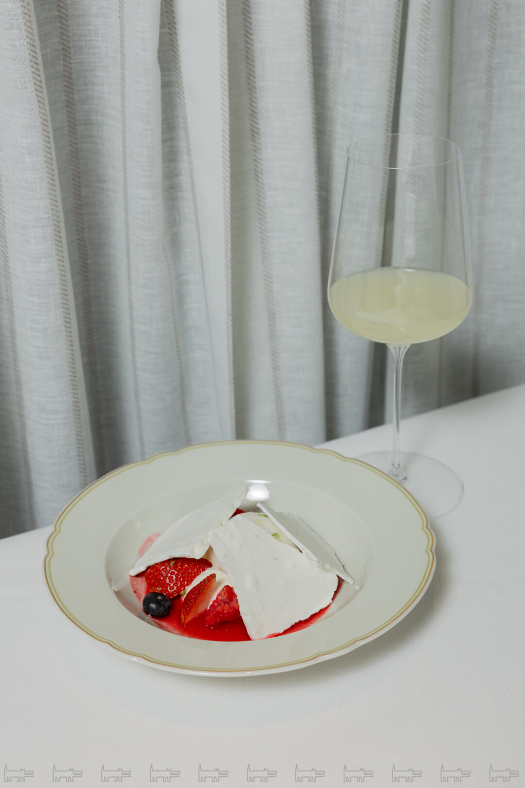 Павлова с белым шоколадом, ягодами и сорбетом личи