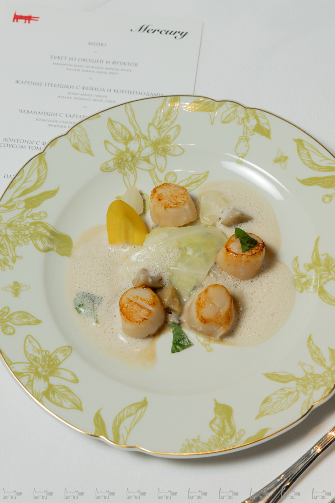 Жареные гребешки с фейхоа и корнеплодами