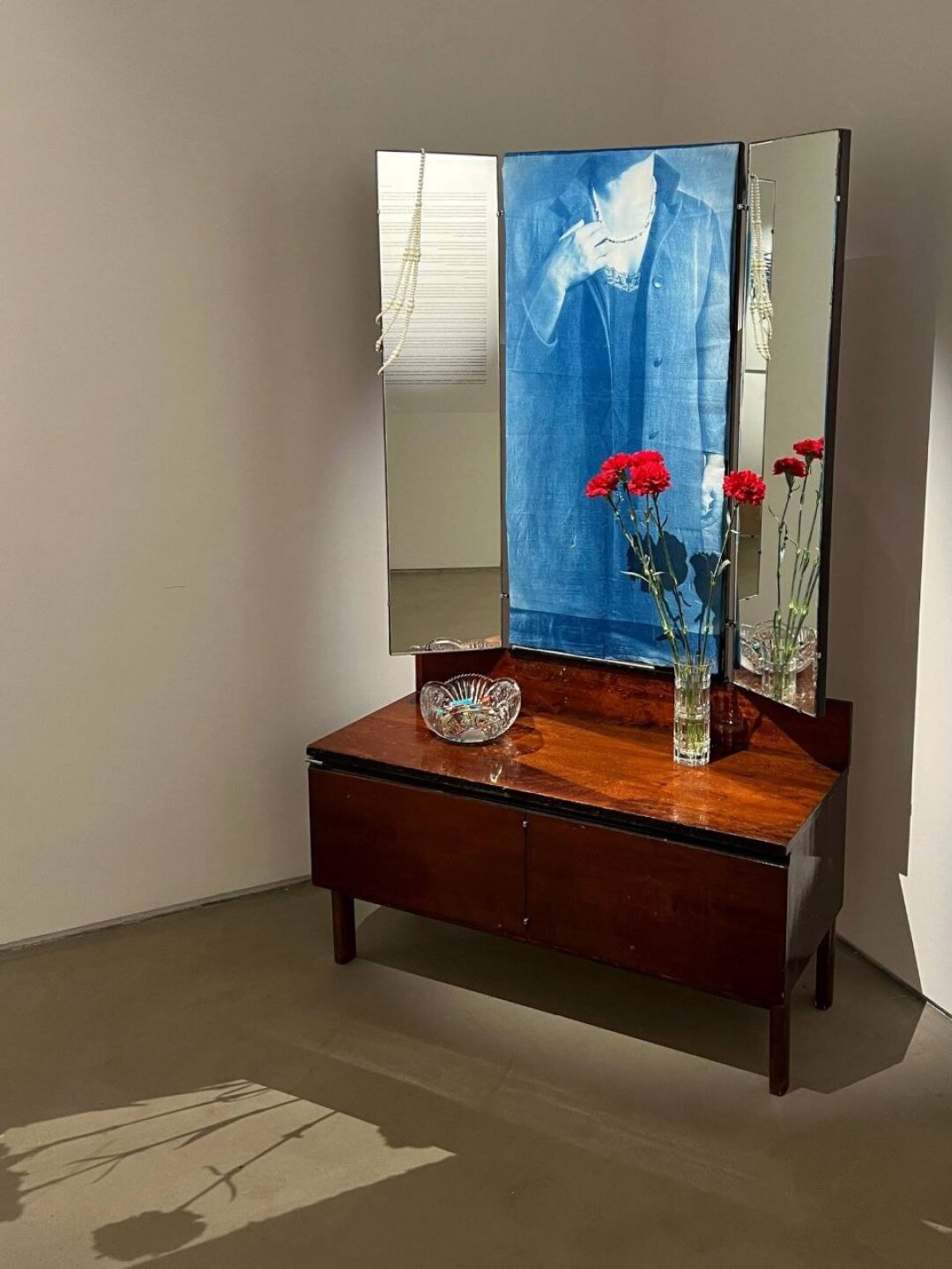 Анастасия Безвершук. Автопортрет с жемчугом. 2026