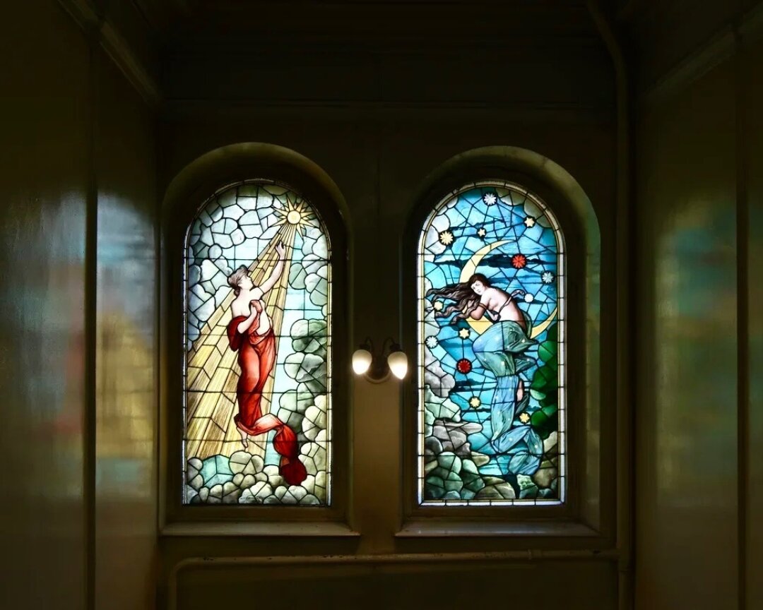 Одни из самых красивых витражей в этой подборке называются «День» и «Ночь» и расположены в бывшем особняке Чернова на Октябрьской набережной, 72