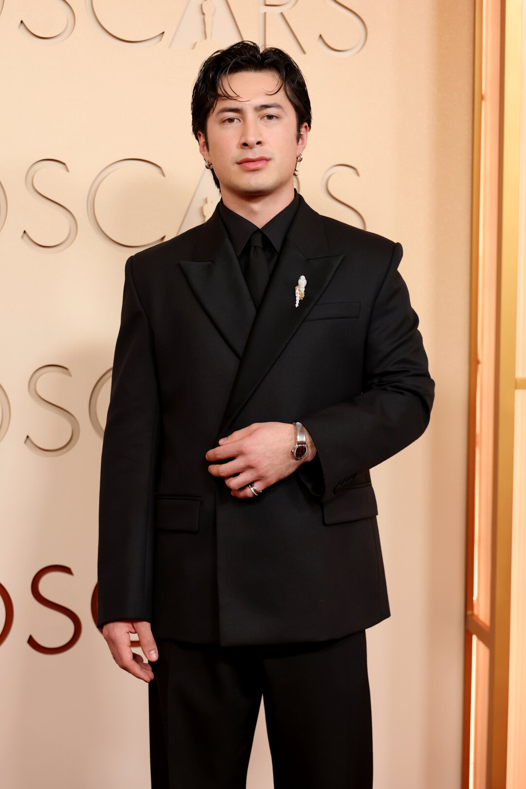 Хадсон Уильямс в Balenciaga. Накануне церемонии актер стал официальным лицом новой пост-демновской эры дома. Его появление на красной дорожке вызвало