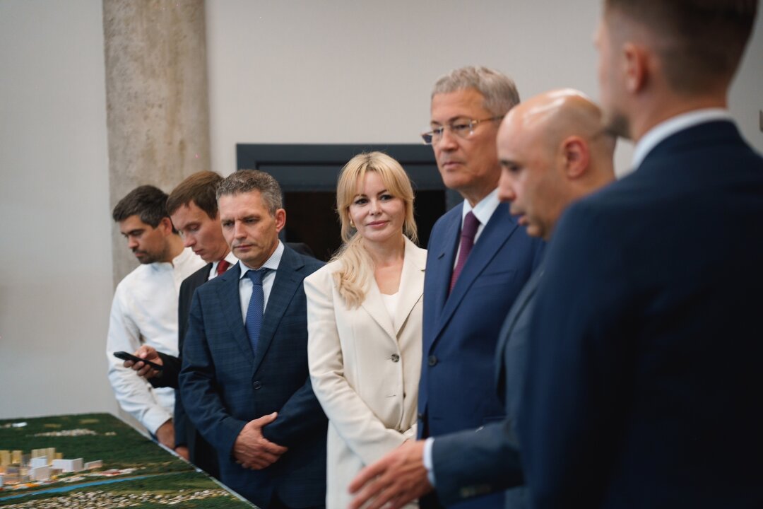 Председатель Ассоциации застройщиков РБ Денис Крашенинников и исполнительный директор Ассоциации Адель Сайфуллина с Главой Республики Башкортостан