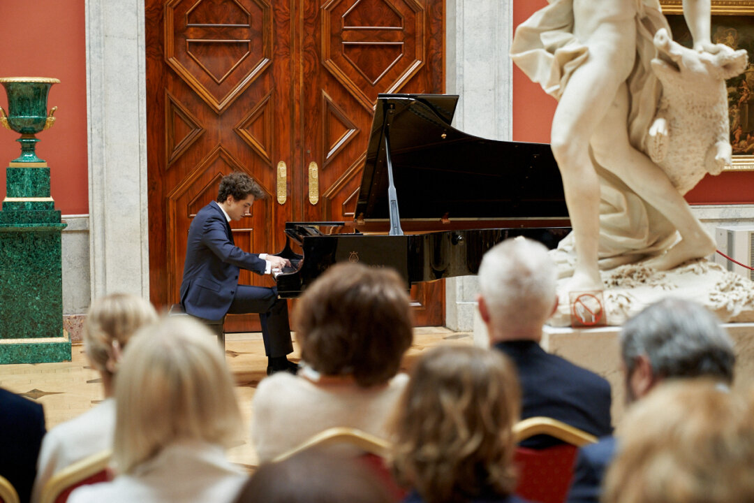 Константин Емельянов