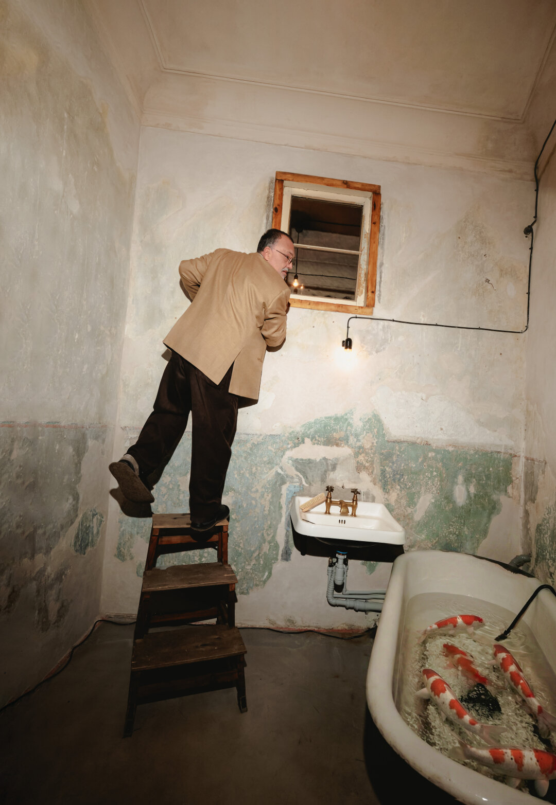 Директор музея Андрей Гнатюк в ванной и рыбки (в ванне в ванной)