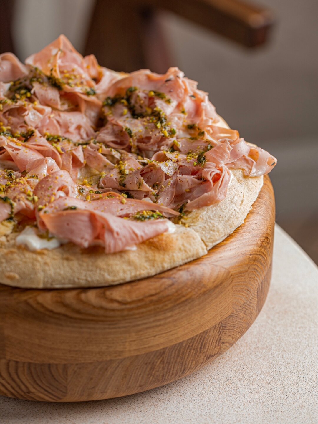 Пицца с мортаделлой, страчателлой и песто из фисташки в «Особняке»