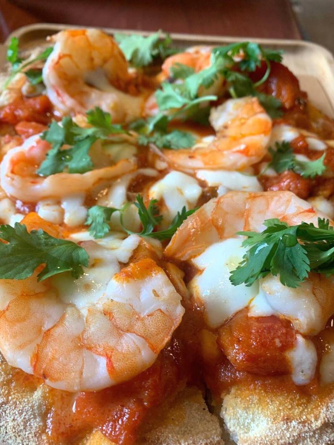 Пицца с креветками и соусом том ям из «Маркса»