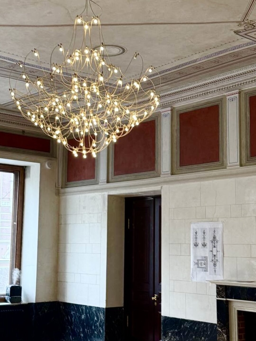 Это Помпейский зал, он был частично восстановлен еще в 1960-е годы. Современная реставрация сделана с сохранением в том числе тех элементов росписи