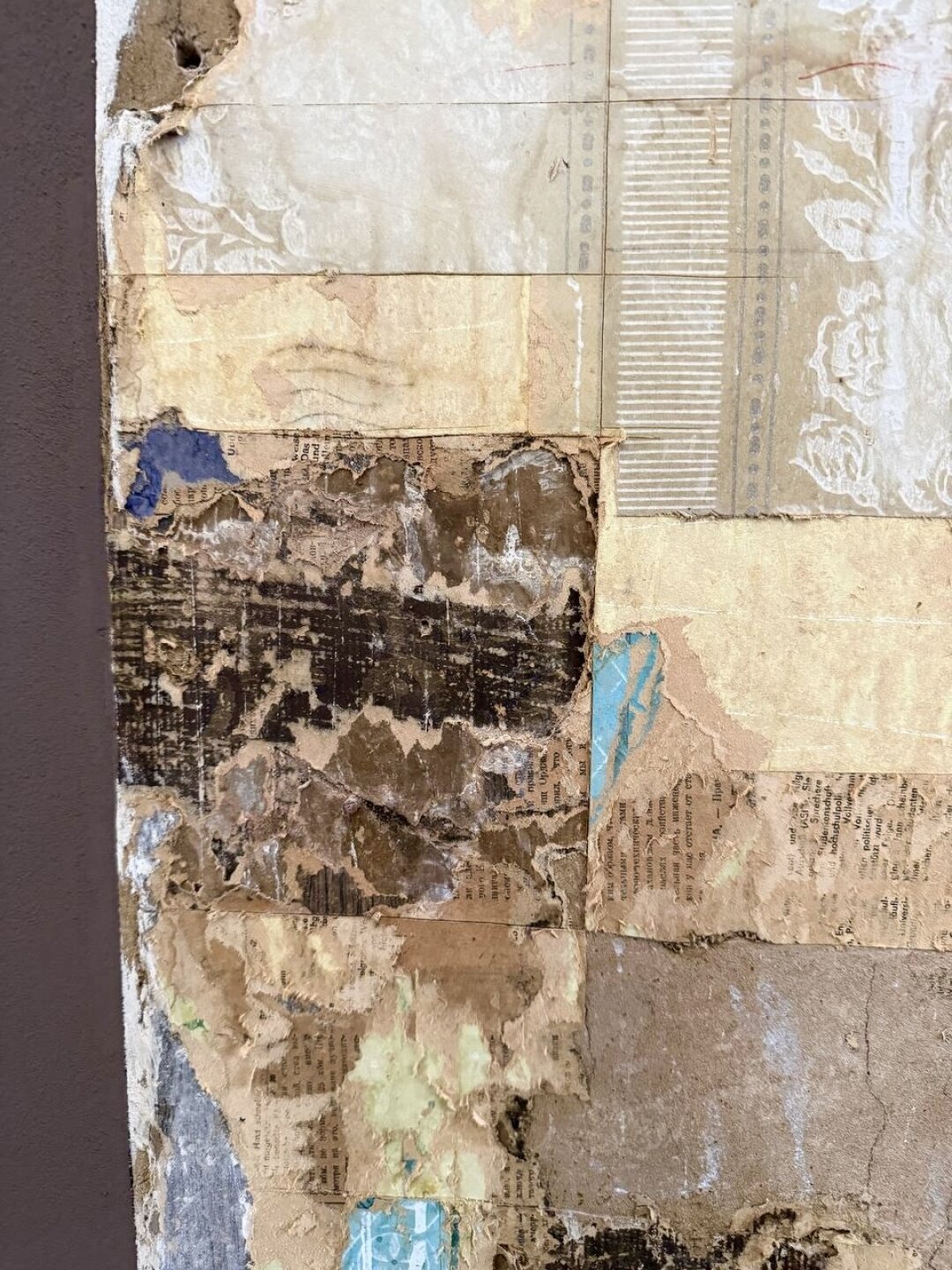 А в некоторых местах показали все наслоения обоев: от Александра Брюллова до советских коммуналок