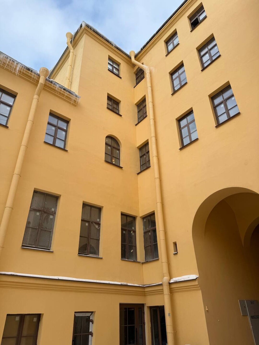 Фасад дома Брюллова во дворе