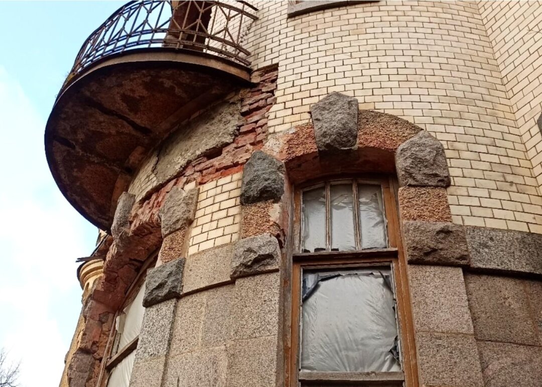 Местами был утрачен фасадный декор