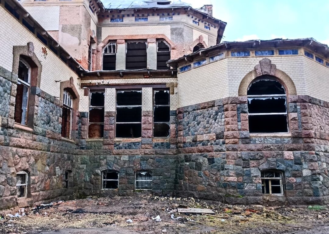 От окон и вовсе почти ничего не осталось