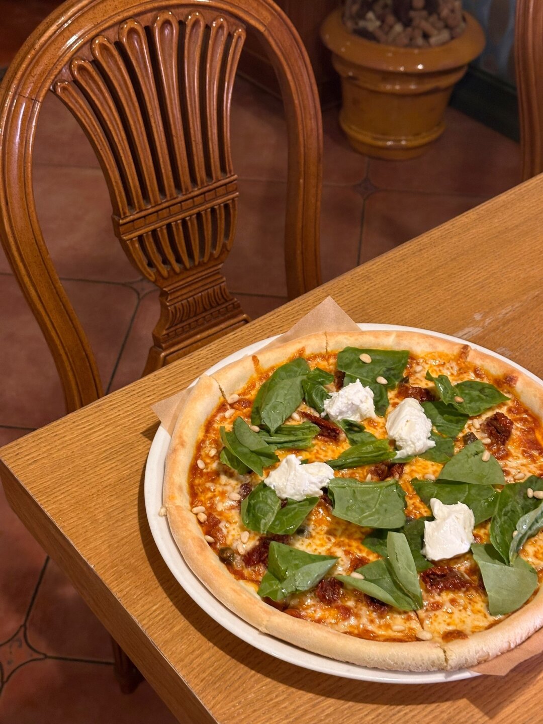 Пицца с вялеными томатами, страчателлой и свежим шпинатом в «ПастаПицце»