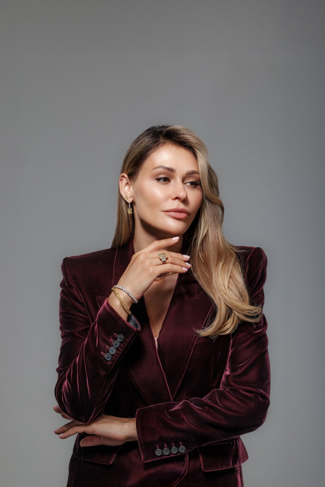 Серьги, колье, браслеты, кольцо MERCURY, коллекция Classic. Жакет Saint Laurent, ЦУМ