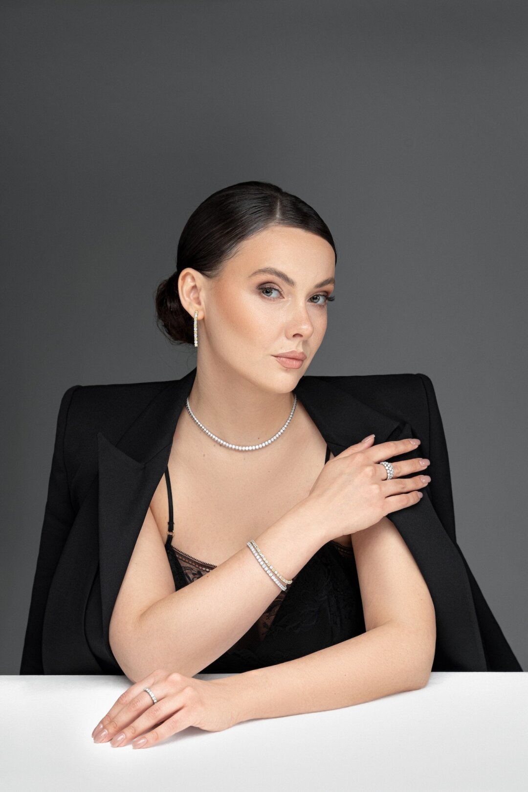 Серьги, колье, браслеты, кольцо MERCURY, коллекция Classic. Кольцо MERCURY, коллекция Art Deco. Пиджак MVST, топ Aubade, ЦУМ