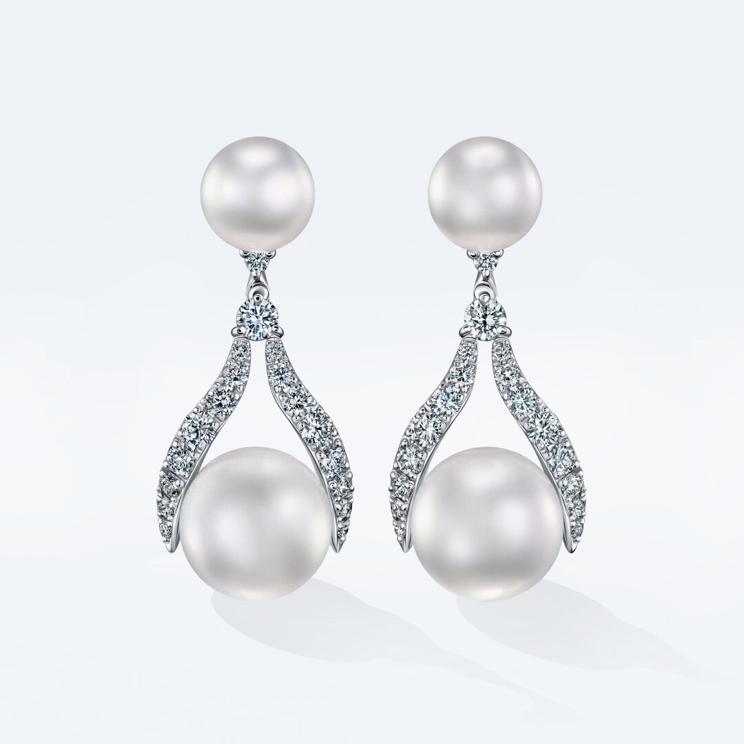 Серьги с жемчугом из коллекции «Коронация» POSIÉ, 561 100 руб. Серьги из белого золота, на которых две линии круглых бриллиантов дополнены парой