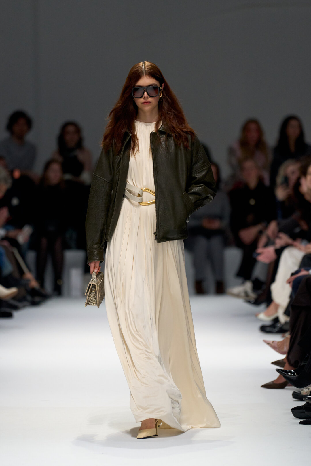 Подпоясываем античное платье-тогу Petar Petrov могучим ремнем Bottega Veneta